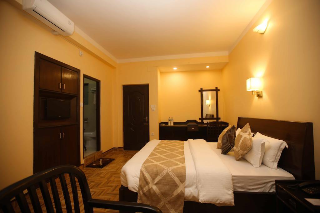 Hotel Peninsula Pokhara Dış mekan fotoğraf