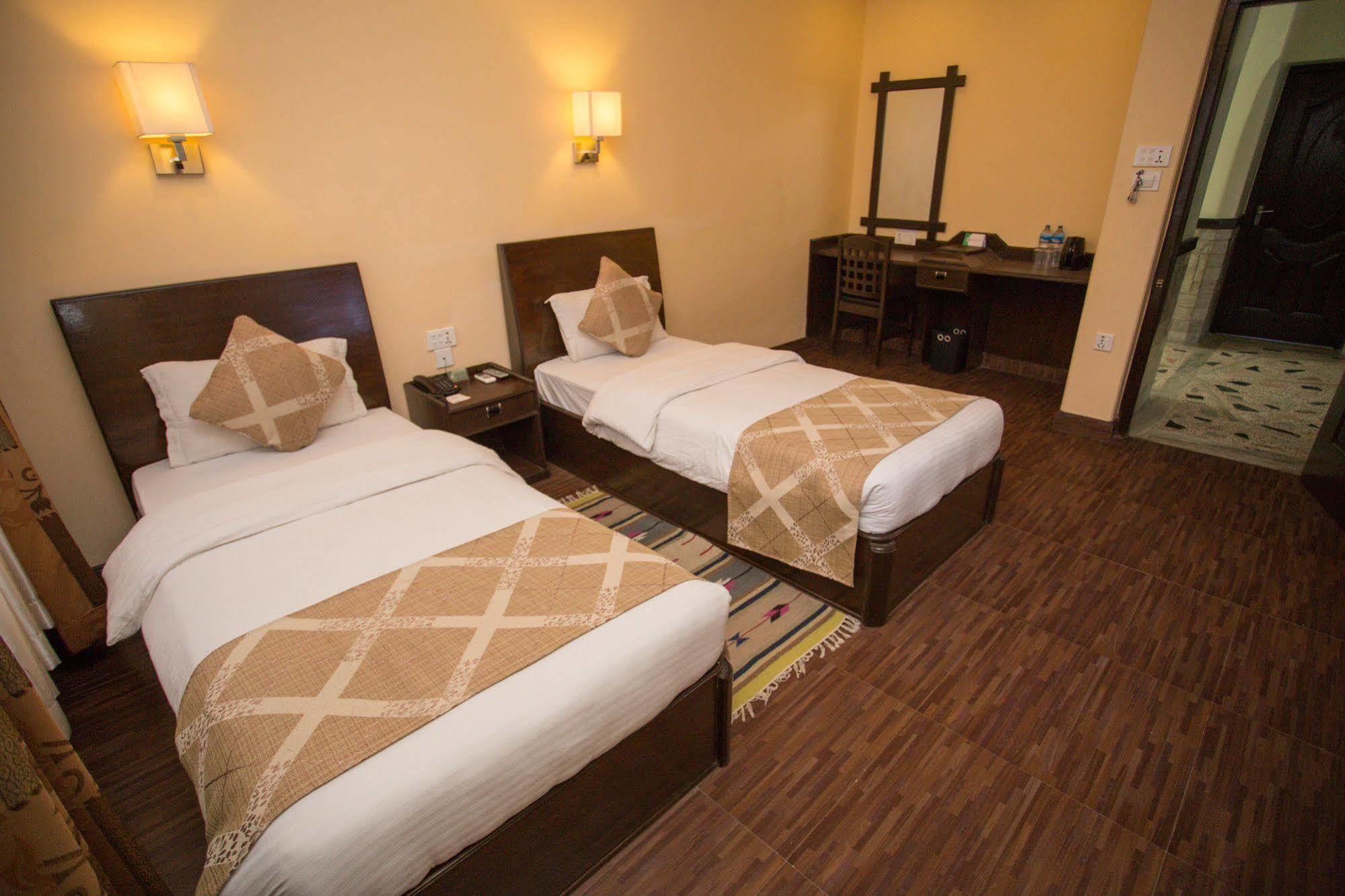 Hotel Peninsula Pokhara Dış mekan fotoğraf