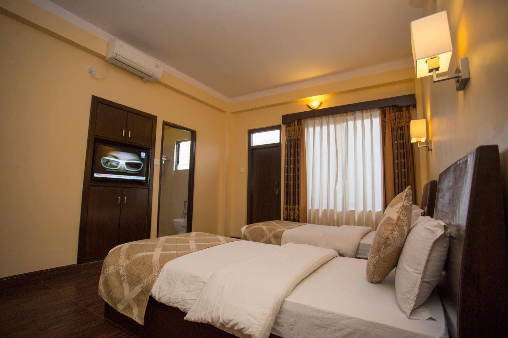 Hotel Peninsula Pokhara Dış mekan fotoğraf