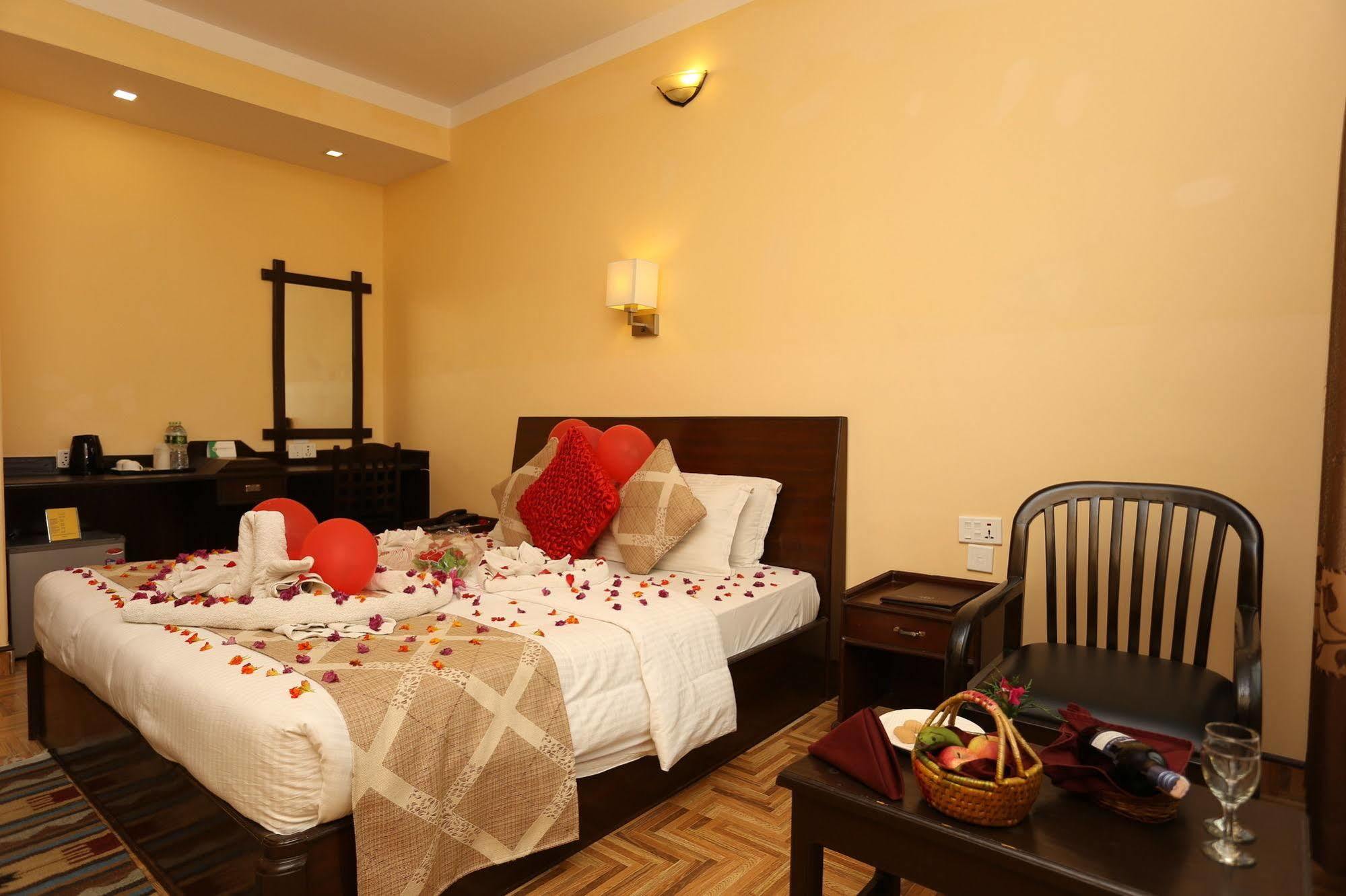 Hotel Peninsula Pokhara Dış mekan fotoğraf