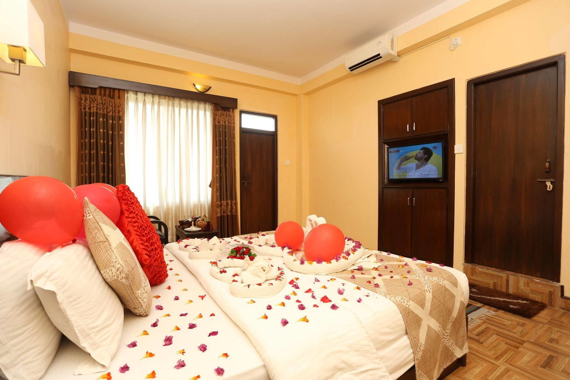 Hotel Peninsula Pokhara Dış mekan fotoğraf