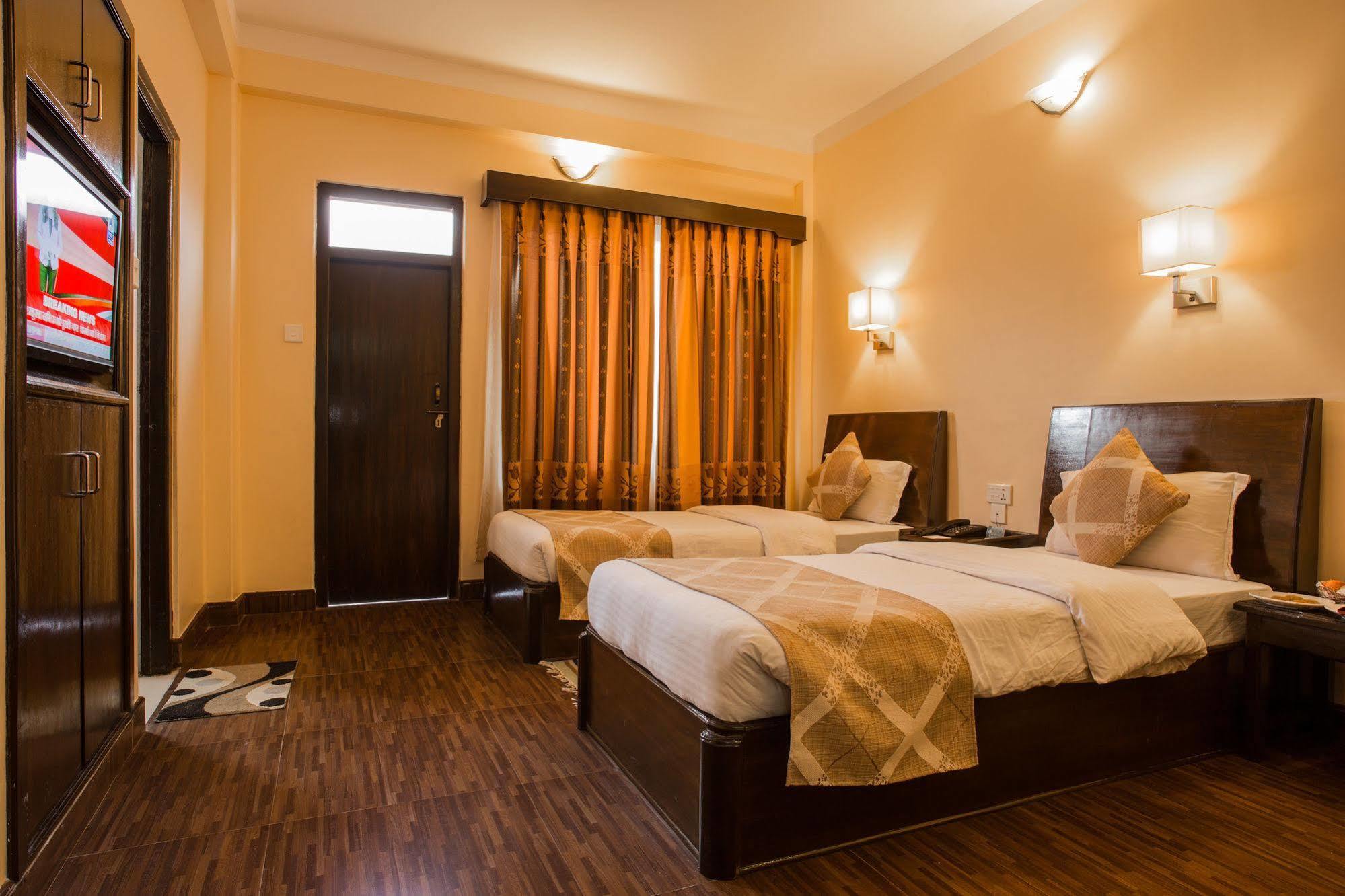 Hotel Peninsula Pokhara Dış mekan fotoğraf